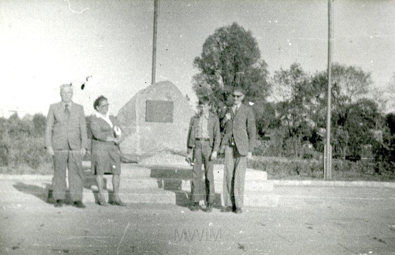 KKE 4539.jpg - Przed głazem w Bartoszycach. Od lewej: Witold Przegaliński, Wieńczysława Przegalińska (bratowa Witolda) oraz Cierpińscy, fot. Wacław Krukowski, Bartoszyce, 1976 r.